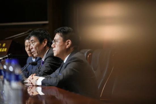 负责国际引援的拜仁主管恩格勒特日前在西班牙探索更多的西甲引援，赫罗纳后卫阿尔瑙-马丁内斯引起了拜仁的关注，他的解约金是2000万欧。